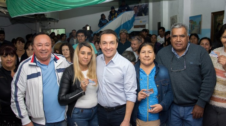 El intendente Watson junto a los obreros ladrilleros